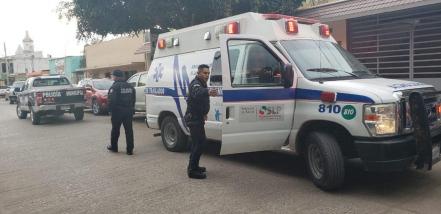 Abandonan a recién nacida en camioneta