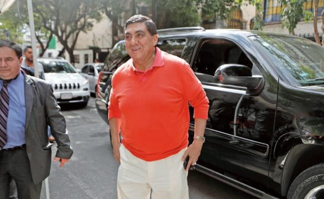 El actor Carlos Bonavides, quien apoya a López Obrador, llegó para felicitarlo y dijo que él acudió a varias comunidades afectadas por los sismos y constató que los recursos del fideicomiso fueron entregados a los damnificados. Foto: IRVIN OLIVARES.