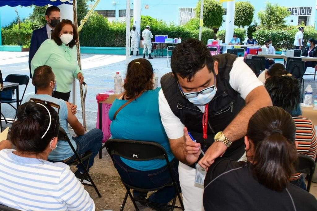 85% de los potosinos mayores de 30 años se vacunaron, destaca Gabino Morales. Foto: Ayuntamiento de Soledad