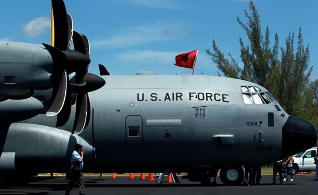 Presentan aviones cazahuracanes de Estados Unidos de América