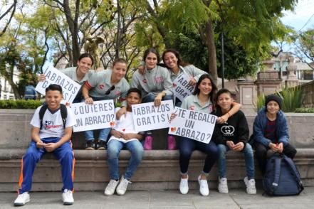 Centellas del Necaxa regalan abrazos gratis en Día del Amor y la Amistad