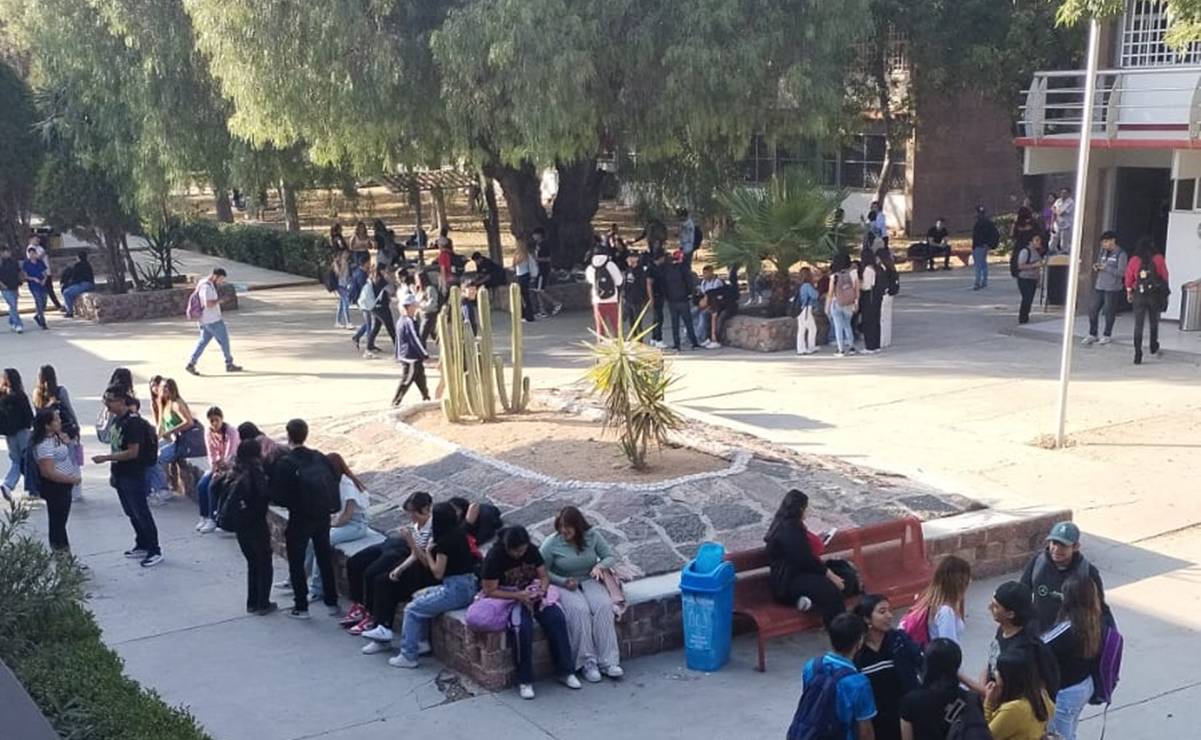 Protesta "Brazos caídos" en el Tec de San Luis; personal y alumnos acusan colapso institucional