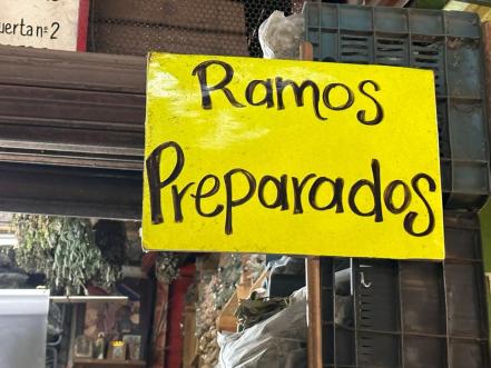 Ramitos, amuletos chinos y sahumerios, los rituales que ofrecen en el mercado República para 2023 