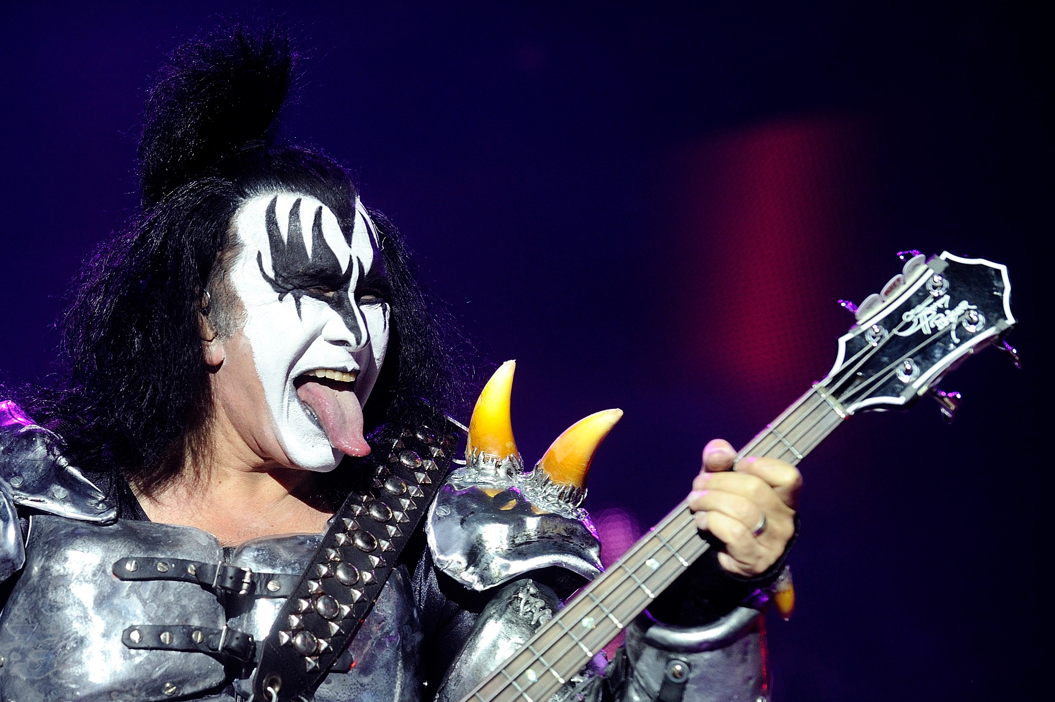 Gene Simmons enfrenta demanda por manosear a una reportera