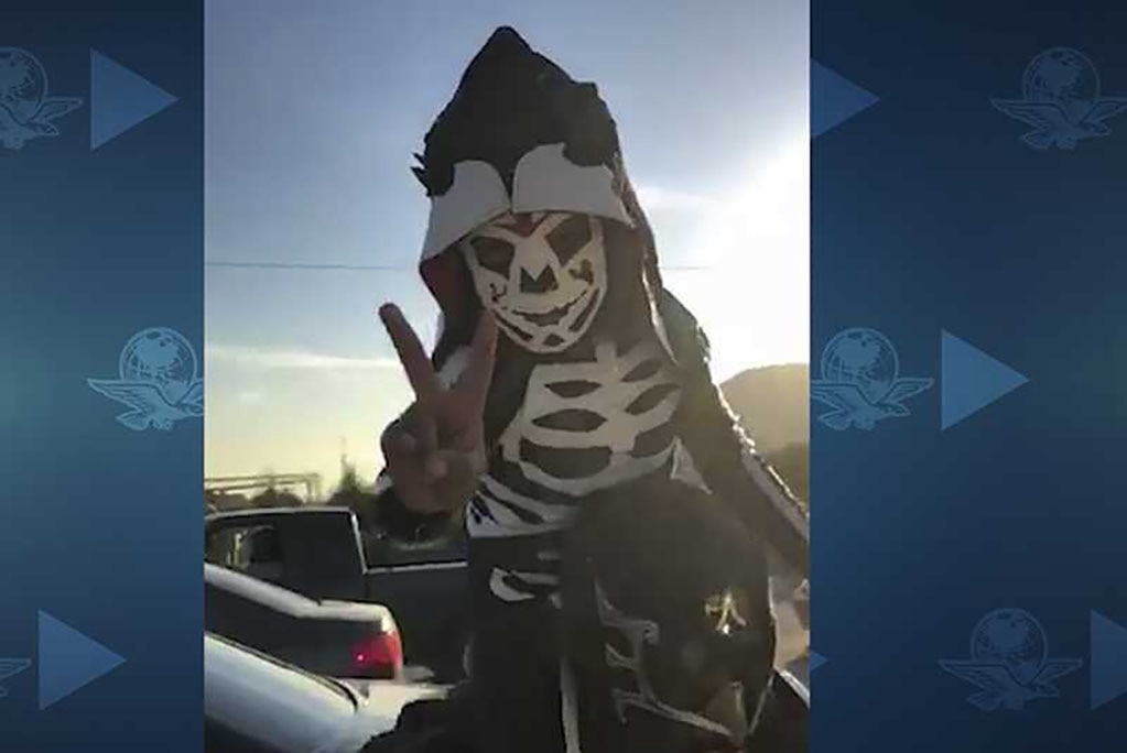 La Lucha Libre llega a los semáforos de Tijuana