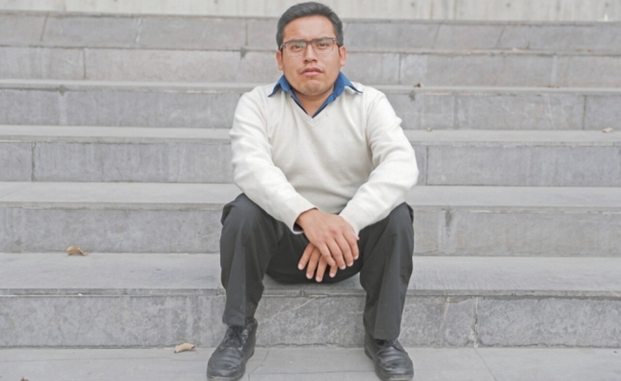 Édgar, de 27 años, espera terminar sus estudios en Administración para conseguir un mejor trabajo y así aprender lo que realmente le gusta: Química. Foto: IVÁN STEPHENS. EL UNIVERSAL