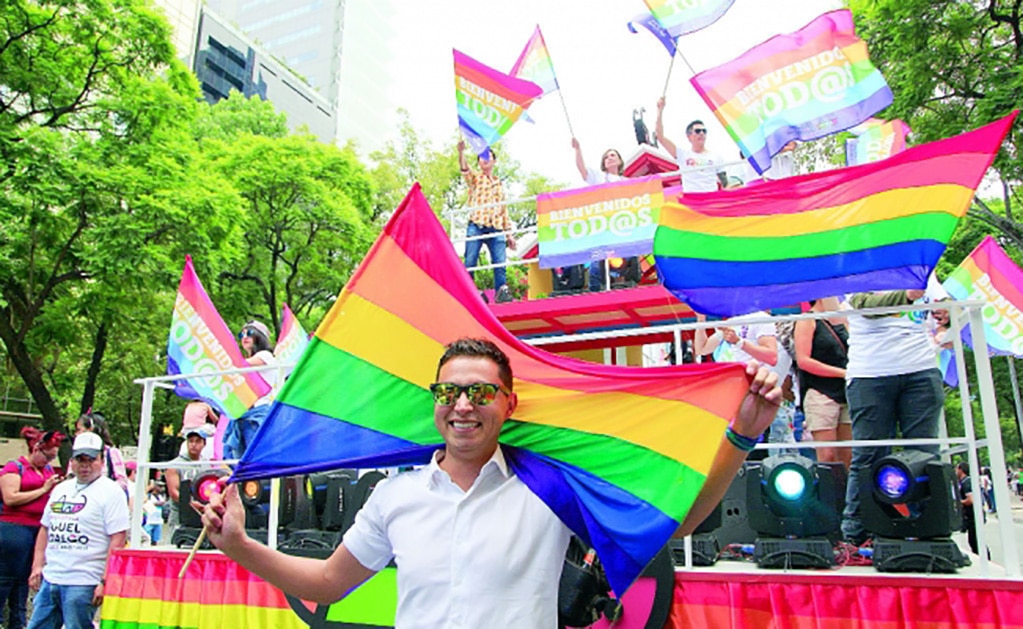 Decreta AMLO Día Nacional contra la homofobia, lesbofobia y la bifobia