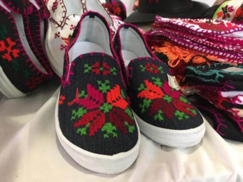 Romelia García mantiene viva la cultura Teenek a través del bordado