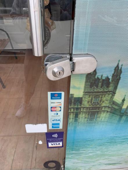 Vestidos y alborotados. Denuncian estafa a más de 100 personas para viaje al Corona Capital