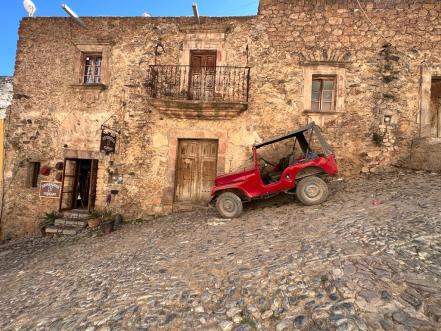 Real de Catorce presenta a Sectur de SLP proyecto para entrada monumental 