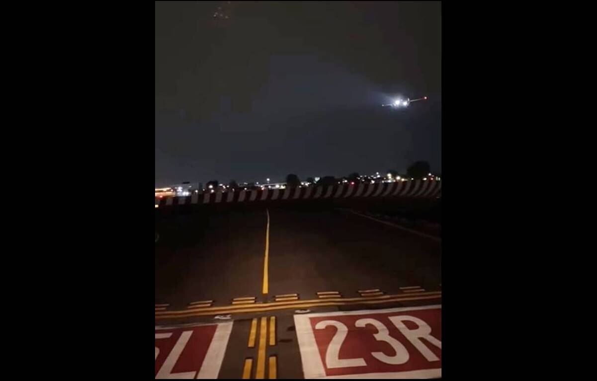 La noche del sábado ocurrió un incidente entre dos aviones de Volaris cuando uno iba a aterrizar en el AICM y tuvo que efectuar una “ida al aire”. Foto: Tomada de video.