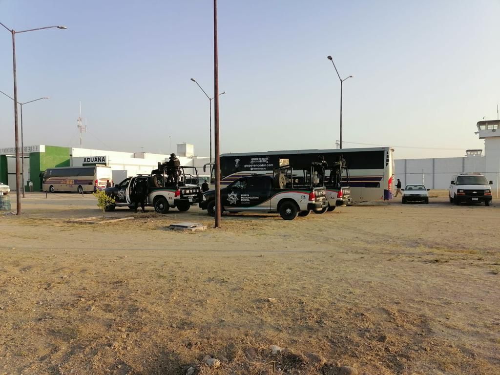 En operativo especial, trasladan a 62 reclusos y reclusas a penales de SLP. Fotos: Especiales