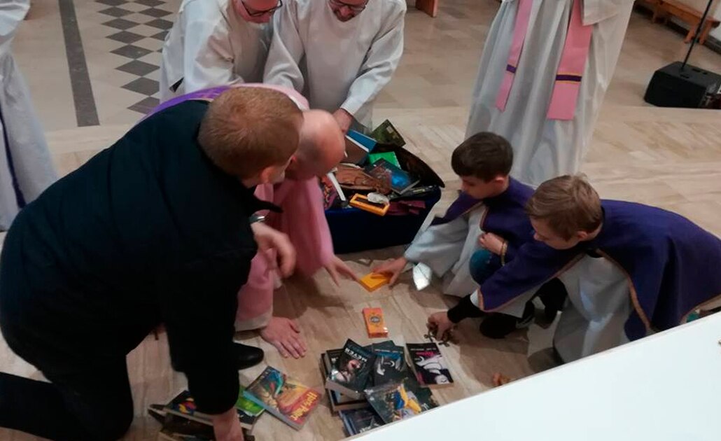 Sacerdotes queman libros de Harry Potter y Twilight