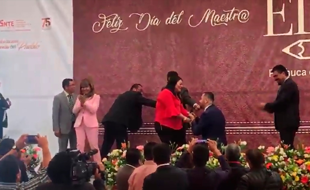 (VIDEO) Maestro pide matrimonio en pleno festejo del 15 de mayo