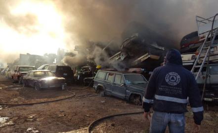 Se incendia pensión de grúas