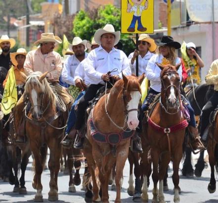 Candidatos del PRD realizan cabalgata en colonia San Isidro