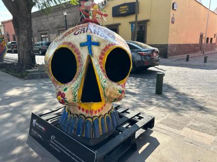 Tapete y calaveras monumentales se apoderan de calles del Centro Histórico de SLP 