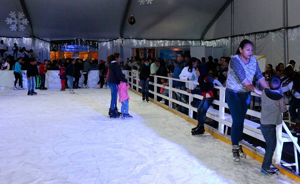 Inauguran pista de hielo en Plaza Fundadores