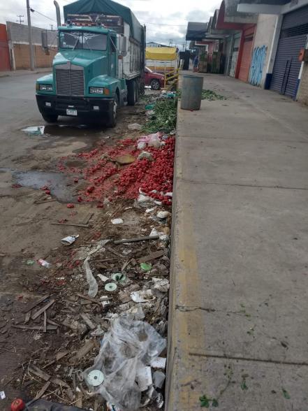 Tras mañana de lluvias, calles inundadas de basura