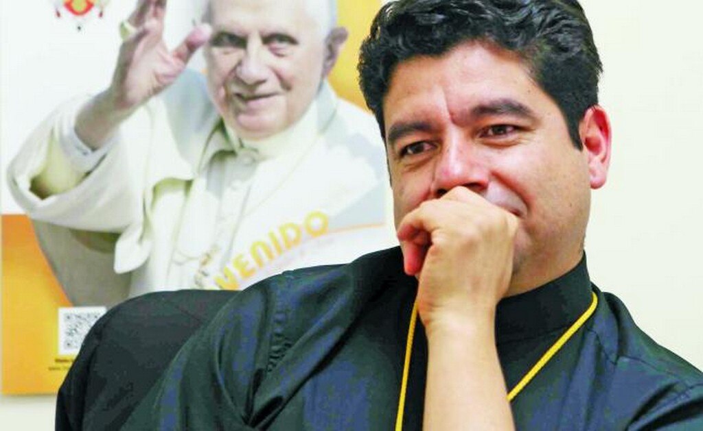 Condenan a 90 años a cura por abusar de dos niñas