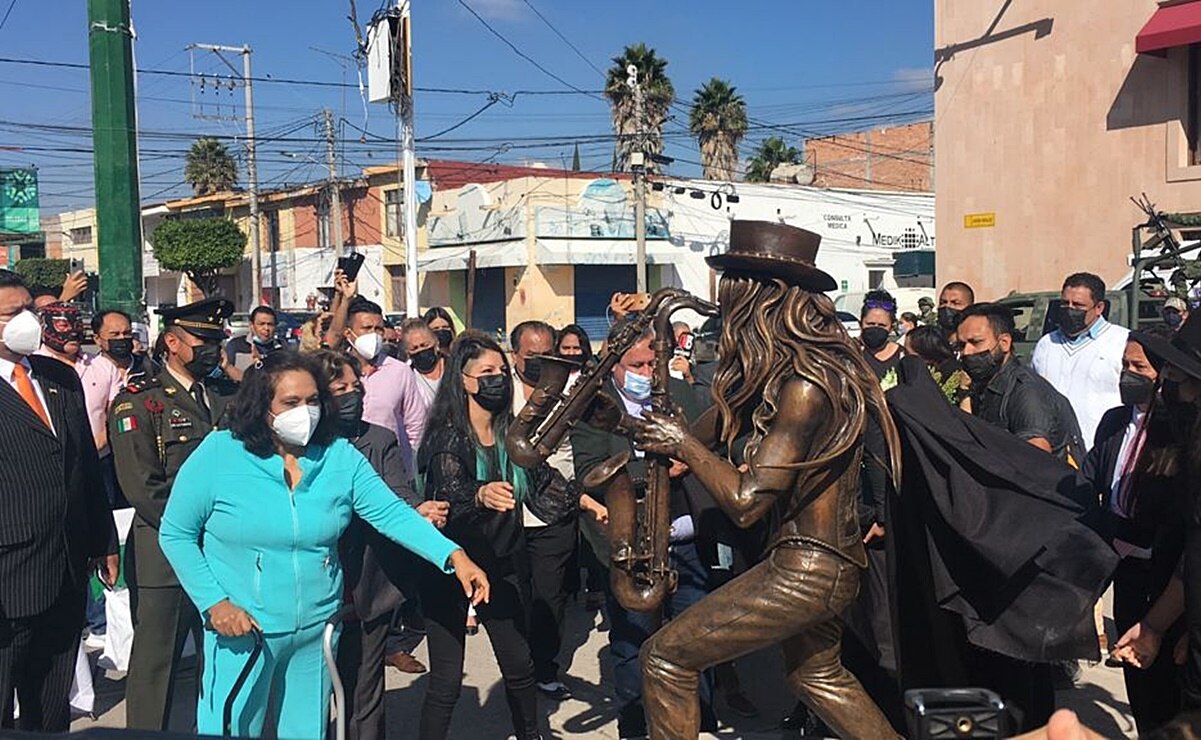 Al ritmo de “Kumbala”, develan estatua de “Sax”, integrante de La Maldita Vecindad, en Soledad, SLP
