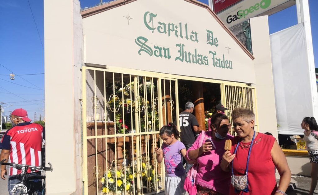 Pese a Covid-19, devotos acuden a capilla para venerar a San Judas en capital de SLP