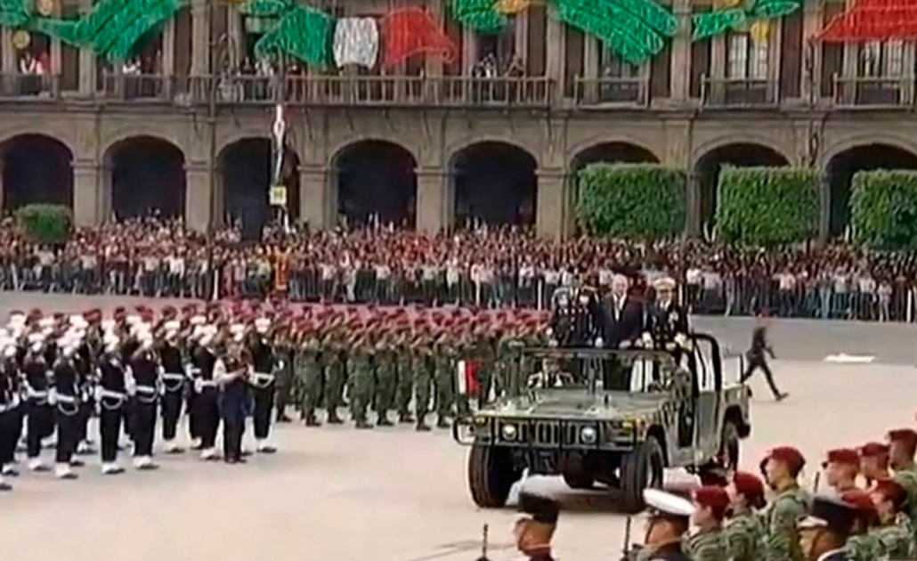 AMLO pasa lista a las Fuerzas Armadas para iniciar el desfile militar