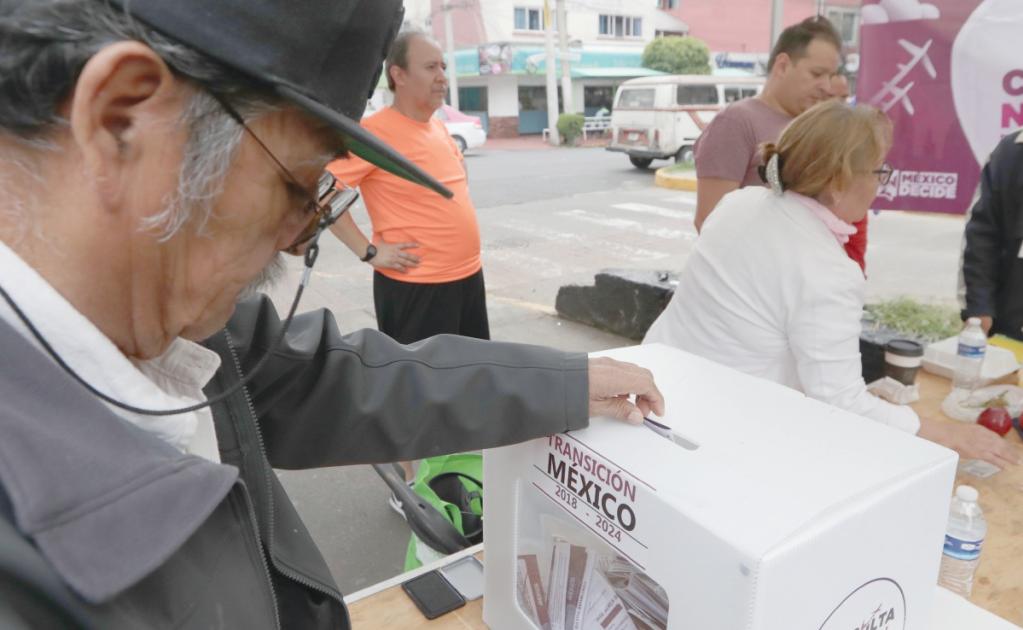 Algunas personas en Lindavista y en el Zócalo consideraron que el ejercicio representa una oportunidad para que la población sea tomada en cuenta. Foto: LUIS CORTÉS . EL UNIVERSAL