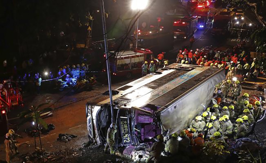 Vuelca autobús de dos pisos en Hong Kong; hay 18 muertos y 50 heridos