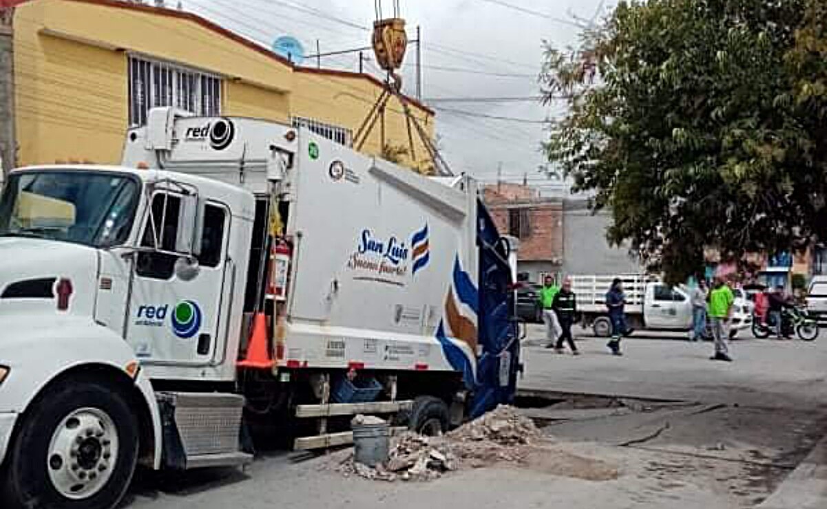 Camión de basura genera un socavón al pasar sobre drenaje colapsado en capital de SLP