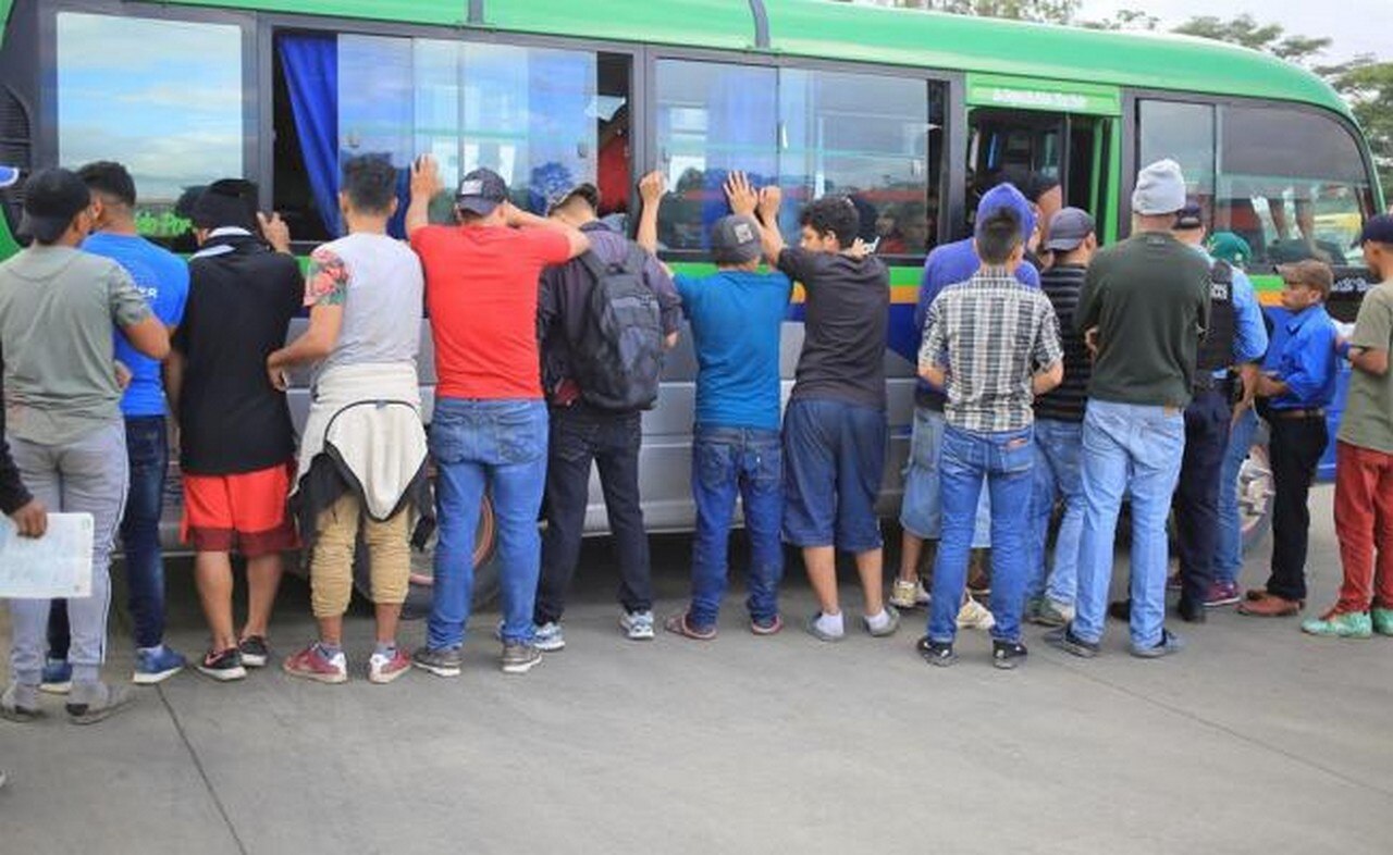 Militares y policías hondureños piden documentación a migrantes hoy en la ciudad de La Entrada (Honduras) (Foto: EFE)