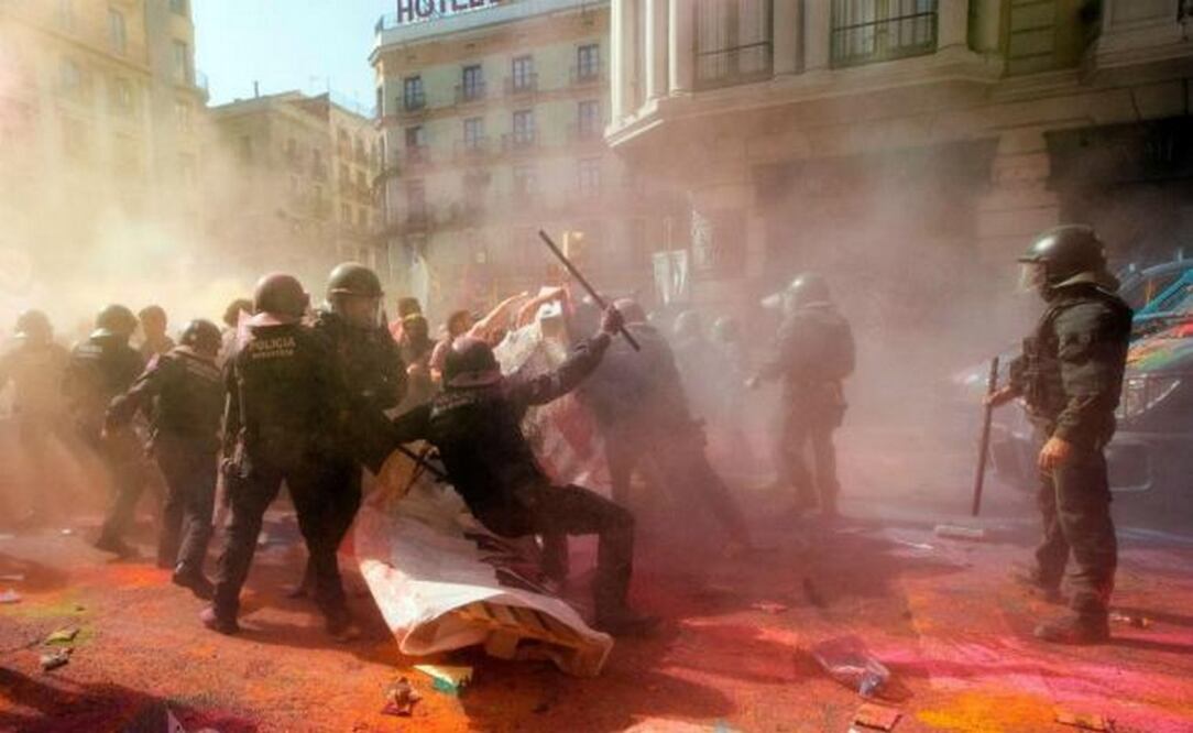 Dos protestas confluyeron, una de policías españoles y otra independentistas a un año del referéndum para proclamar a Cataluña como república. FOTO: REUTERS