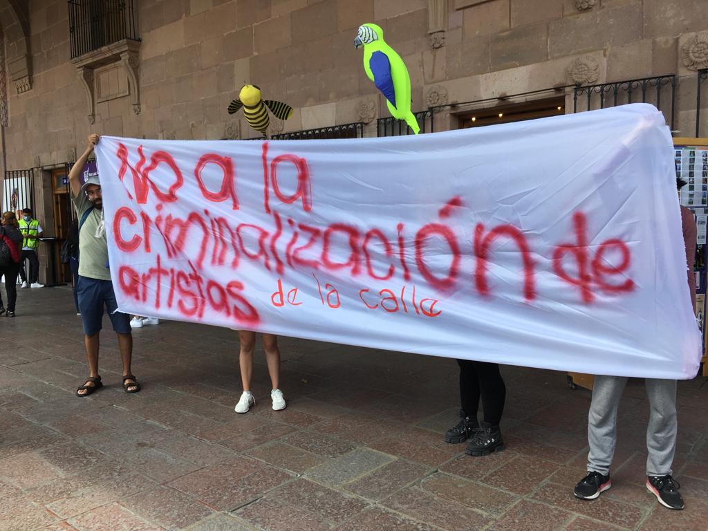 Artistas urbanos de SLP denuncian amenazas y hostigamiento de inspectores de comercio