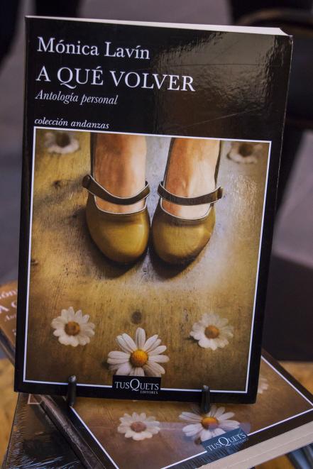 Mónica Lavín presentó en la UASLP su obra “A qué Volver”