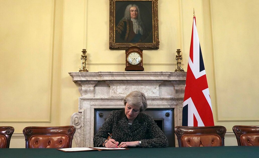 Firma Theresa May su carta de dimisión