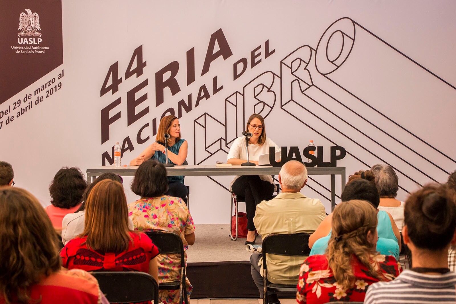 Mónica Lavín presentó en la UASLP su obra “A qué Volver”
