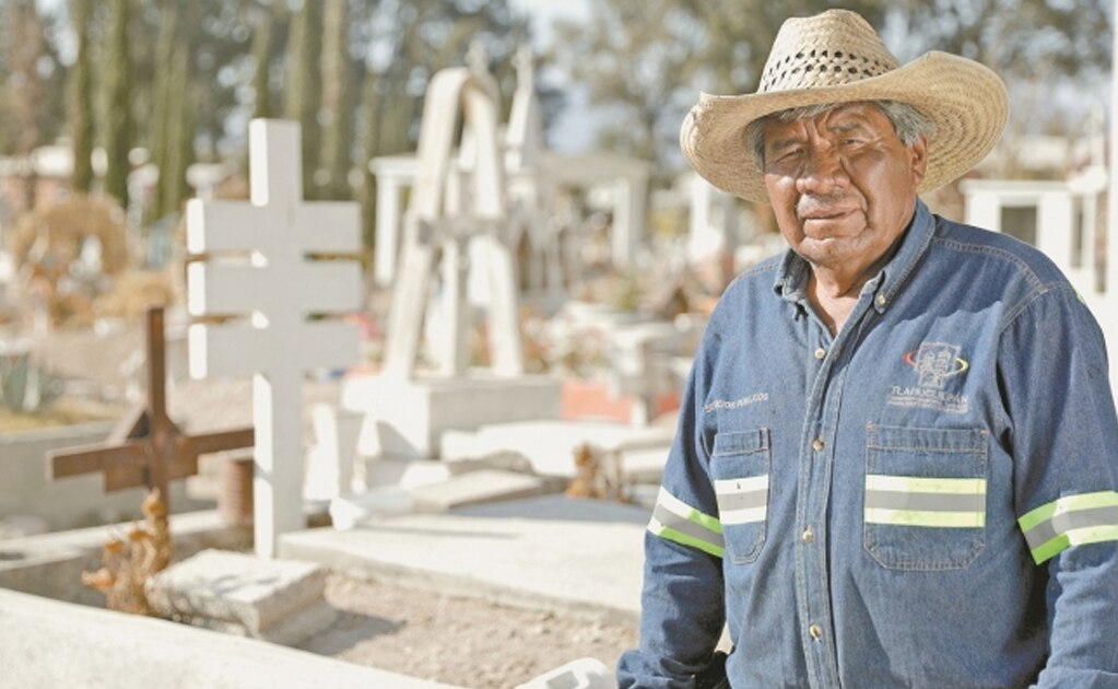Don Alejo, cuidador del panteón municipal donde fueron enterradas 52 víctimas de la explosión en Tlahuelilpan, comenta que “si estábamos marginados, ahora lo estamos más desde esa desgracia”. Fotos: IVÁN STEPHENS. EL UNIVERSAL
