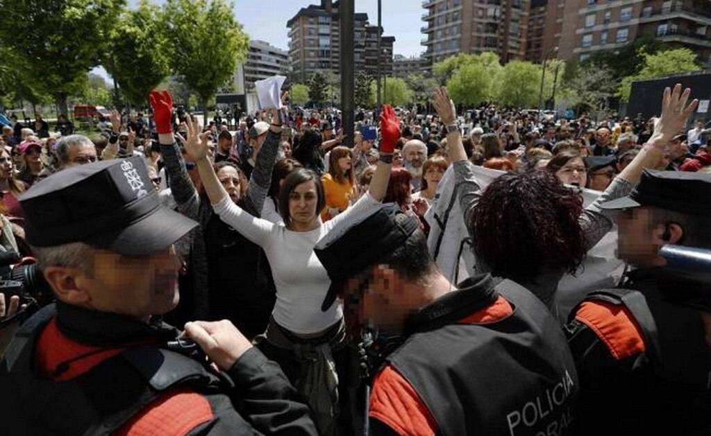 Cientos de manifestantes que están expresando su indignación por el fallo judicial de "La Manada"