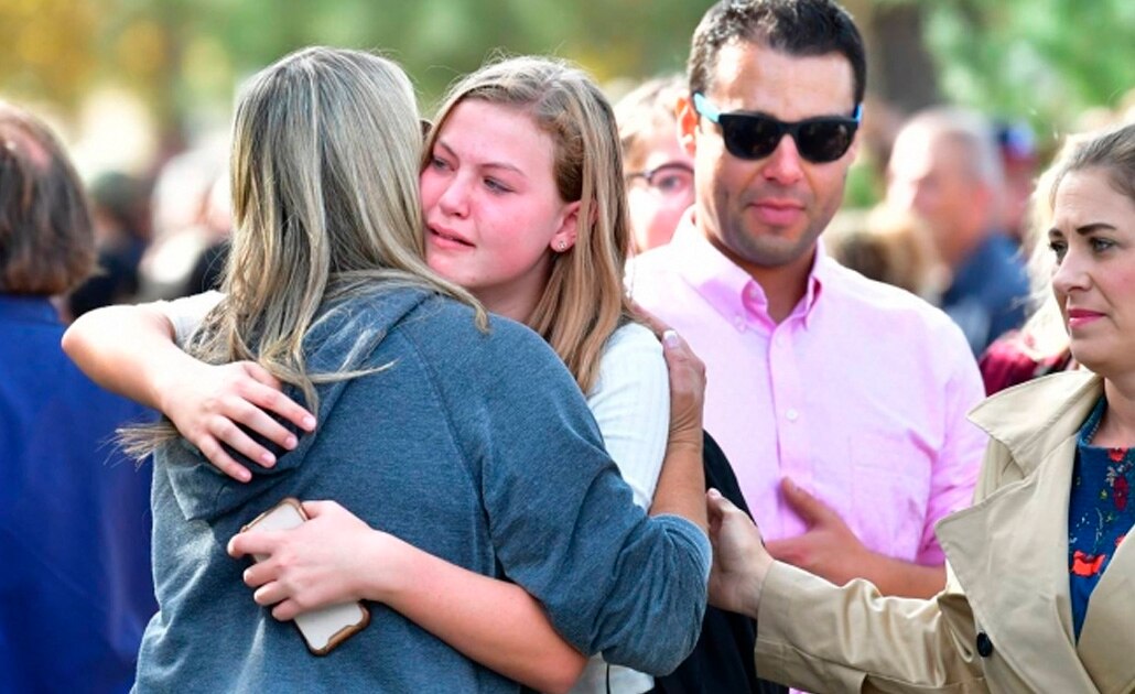 Suman dos muertos tras tiroteo en escuela de Santa Clarita, California