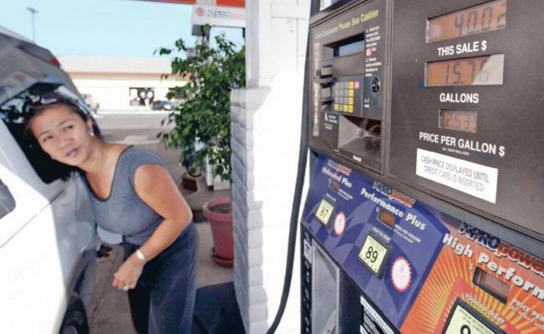 Con un dólar, en EU compran 1.33 litros de gasolina similar a la Magna. (ARCHIVO EL UNIVERSAL)