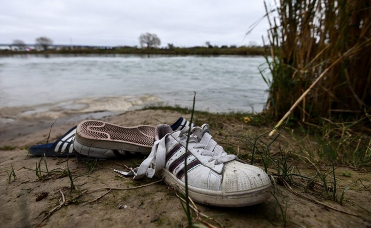 Vista de unos zapatos pertenecientes a migrantes centroamericano que fueron abandonados a la orilla del Rio Bravo (Foto: EFE)