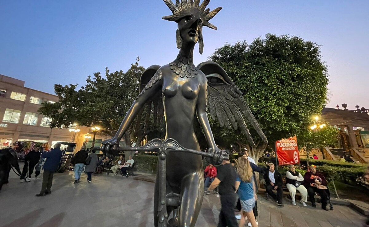 Esculturas de Alejandro Velasco dan vida a la Plaza de Armas de SLP