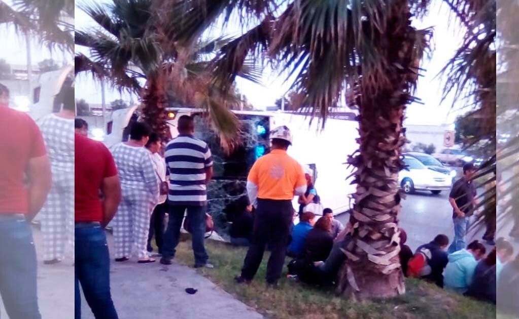 Vuelca camión de personal, seis lesionados