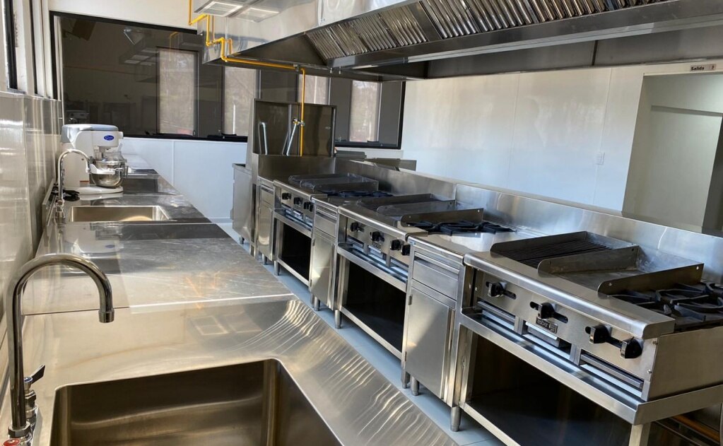 El nuevo centro de entrenamiento está equipado con una cocina completa para la enseñanza de diferentes programas y especializaciones culinarias. Foto: Especial