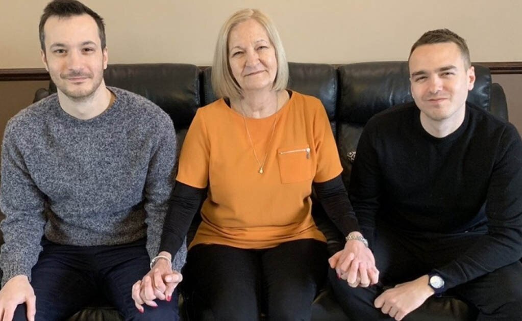 David Challen Sally Challen con sus hijos James (a la izquierda) y David (a la derecha)