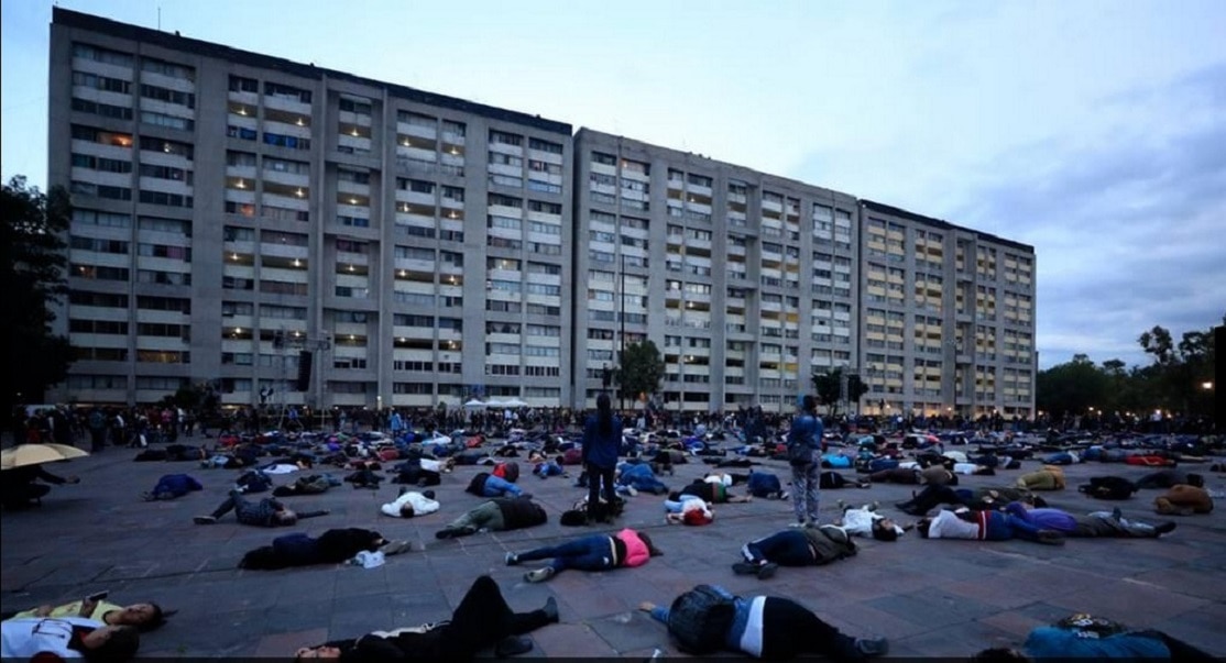 La instalación Monumento a la ausencia, de Yael Bartana, fue inaugurada por el rector Enrique Graue y Jaime Rochín, comisionado de Atención a Víctimas (JUAN CARLOS REYES. EL UNIVERSAL)