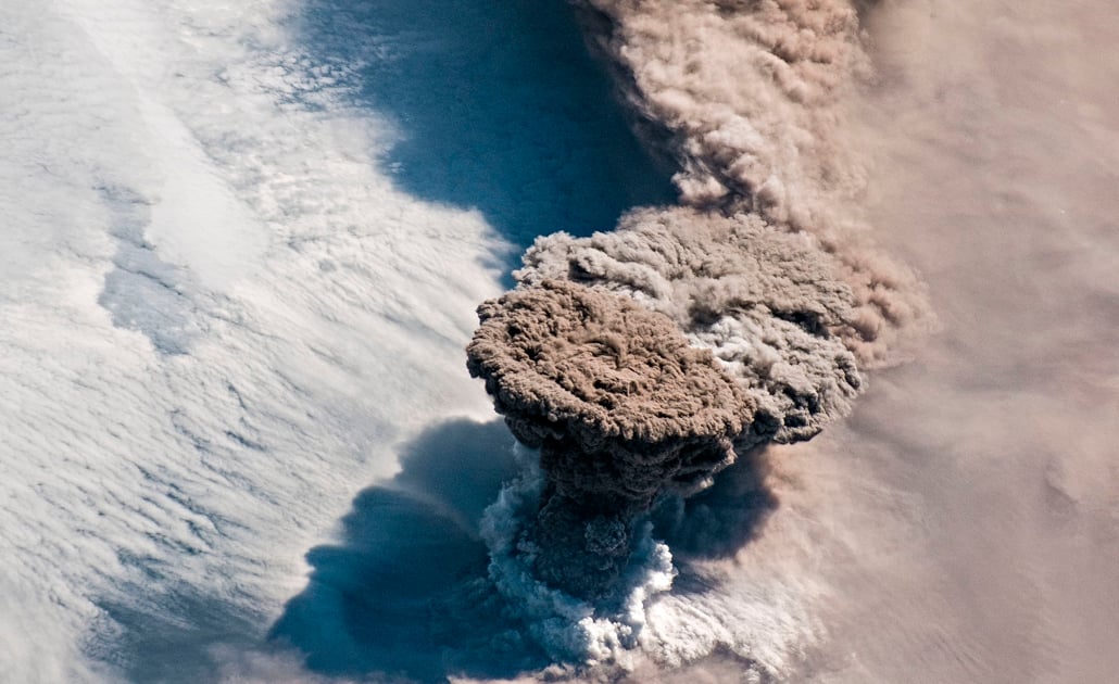 La espectacular foto de la erupción de un volcán desde el espacio