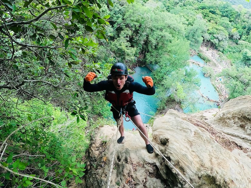 Al visitar la cascada Minas Viejas podrás nadar en sus pozas de agua color turquesa, hacer senderismo, practicar rappel y tomar increíbles fotografías. Foto: FB@HuaXteca.com we love nature