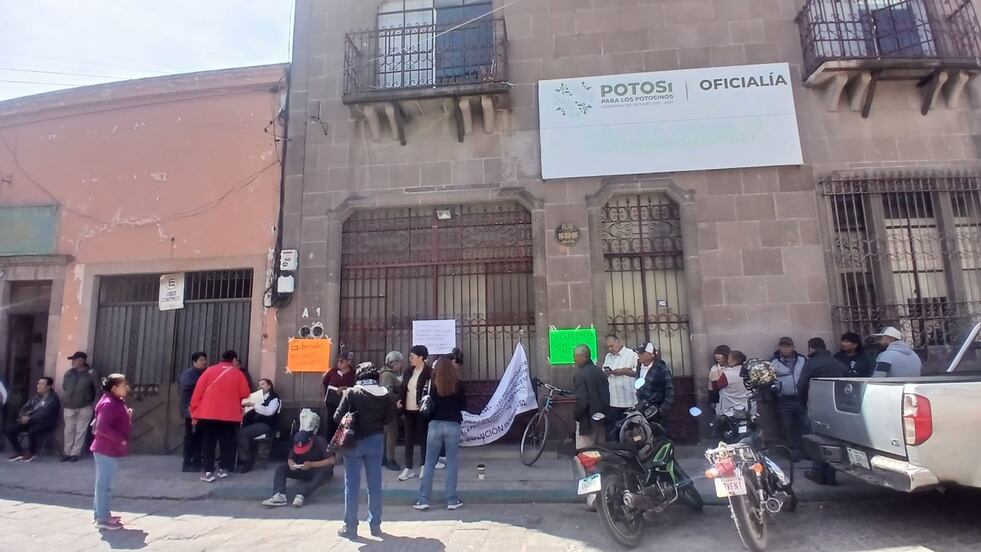 Acusan jubilados del Gobierno del Estado que la Oficialía Mayor les condiciona el pago de sus prestaciones  