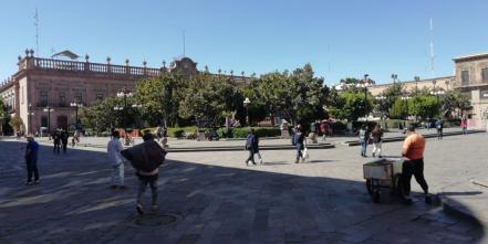 Pese a semáforo rojo, potosinos pasean en plazas y hacen largas filas